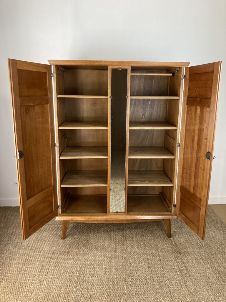 Aménagement intérieur de l'armoire avec huit étagères