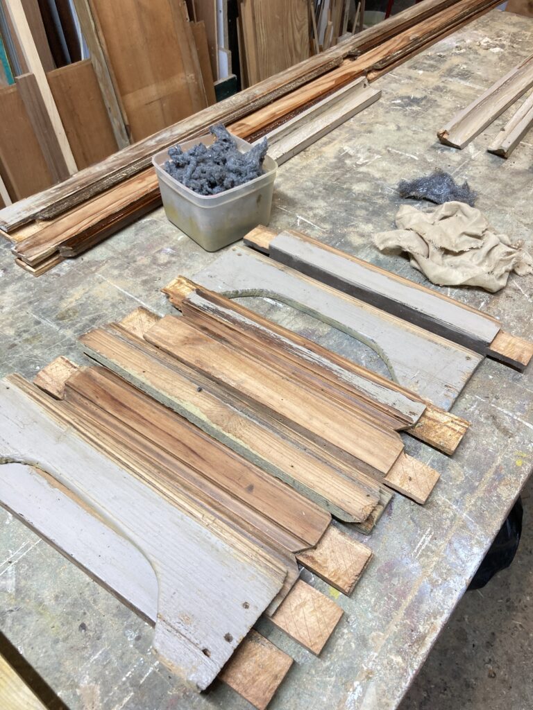 Éléments de l'armoire vitrine démontés pendant la restauration