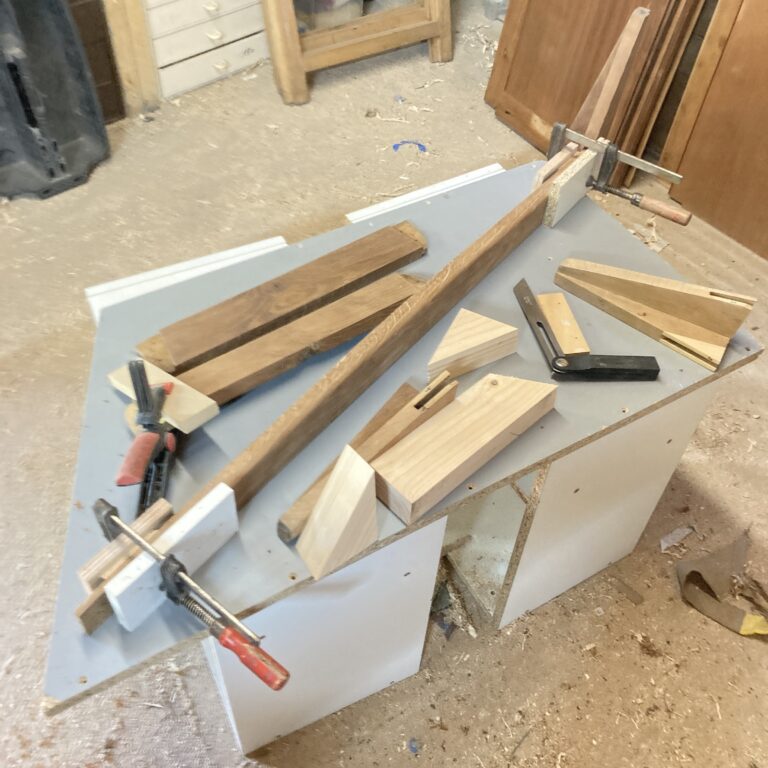 Réparation de pièces en bois de l'armoire lors de la restauration
