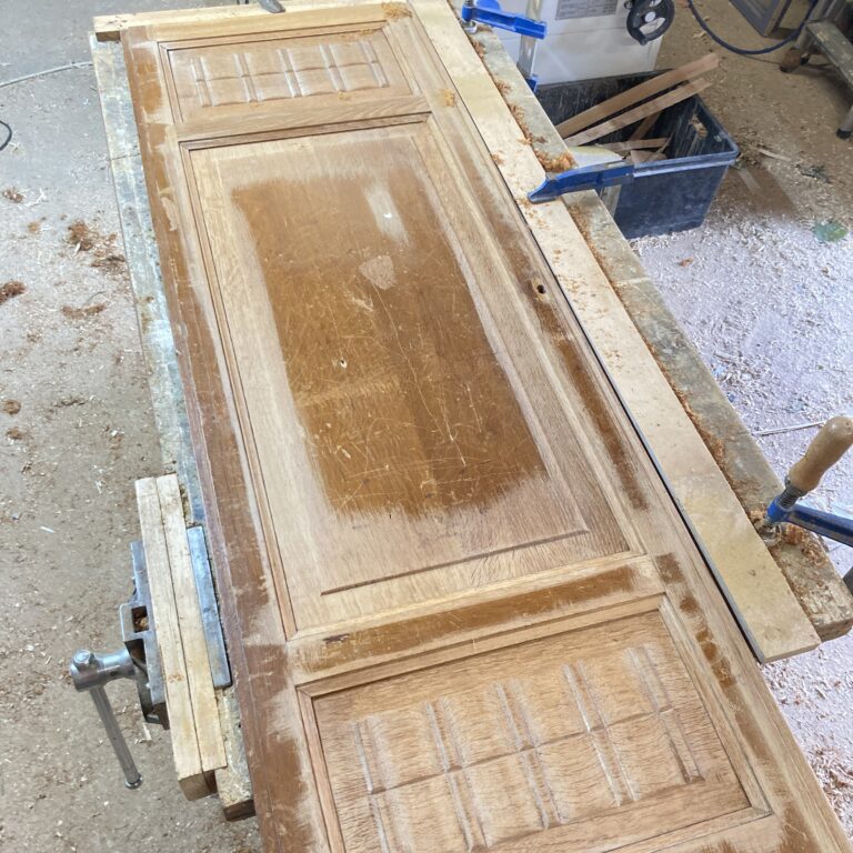 Porte en chêne de l'armoire en cours de restauration