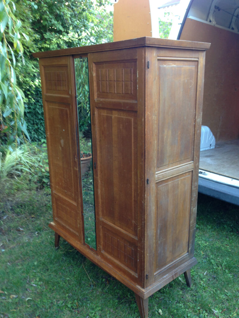 Armoire en chêne avant restauration, vue de trois quarts