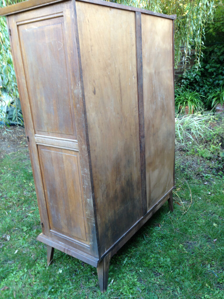 Armoire en chêne avant restauration, vue arrière