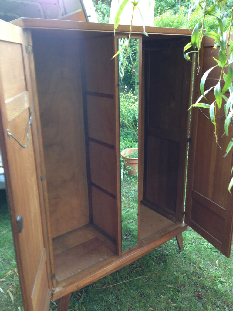 Armoire en chêne avant restauration, portes ouvertes