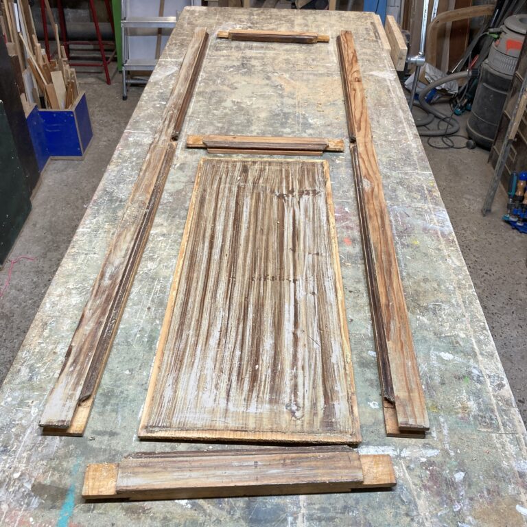 Porte de l'armoire démontée pour décapage et restauration