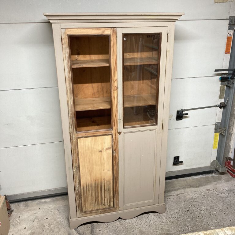 Armoire vitrine en pin massif dans son état avant restauration