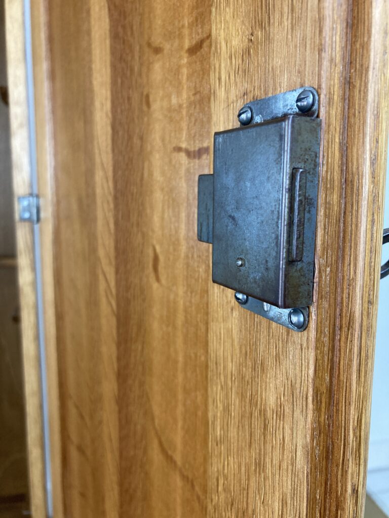 Détail de la serrure de l'armoire en chêne